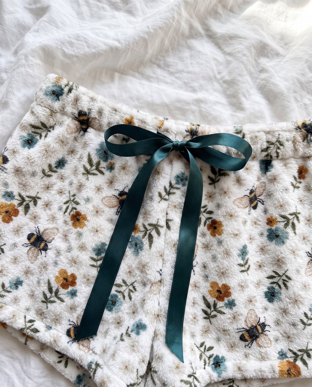 Women's Bees & Blooms Outfit