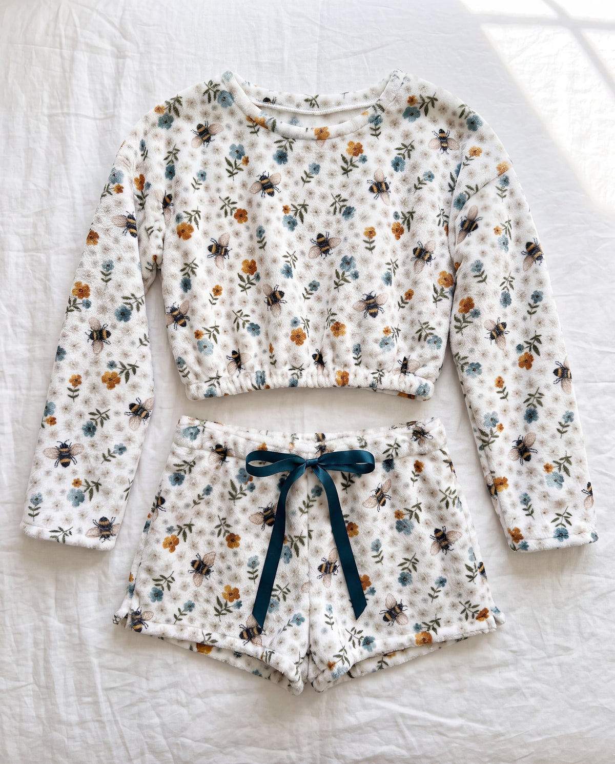 Women's Bees & Blooms Outfit